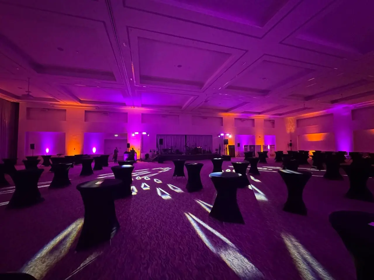 Profesionalni DJ i rasvjeta stvaraju živahnu atmosferu na velikoj **korporativnoj gala večeri ili modernom vjenčanju** u Šibeniku, s magenta ambijentalnom rasvjetom i projekcijom na ekranima.