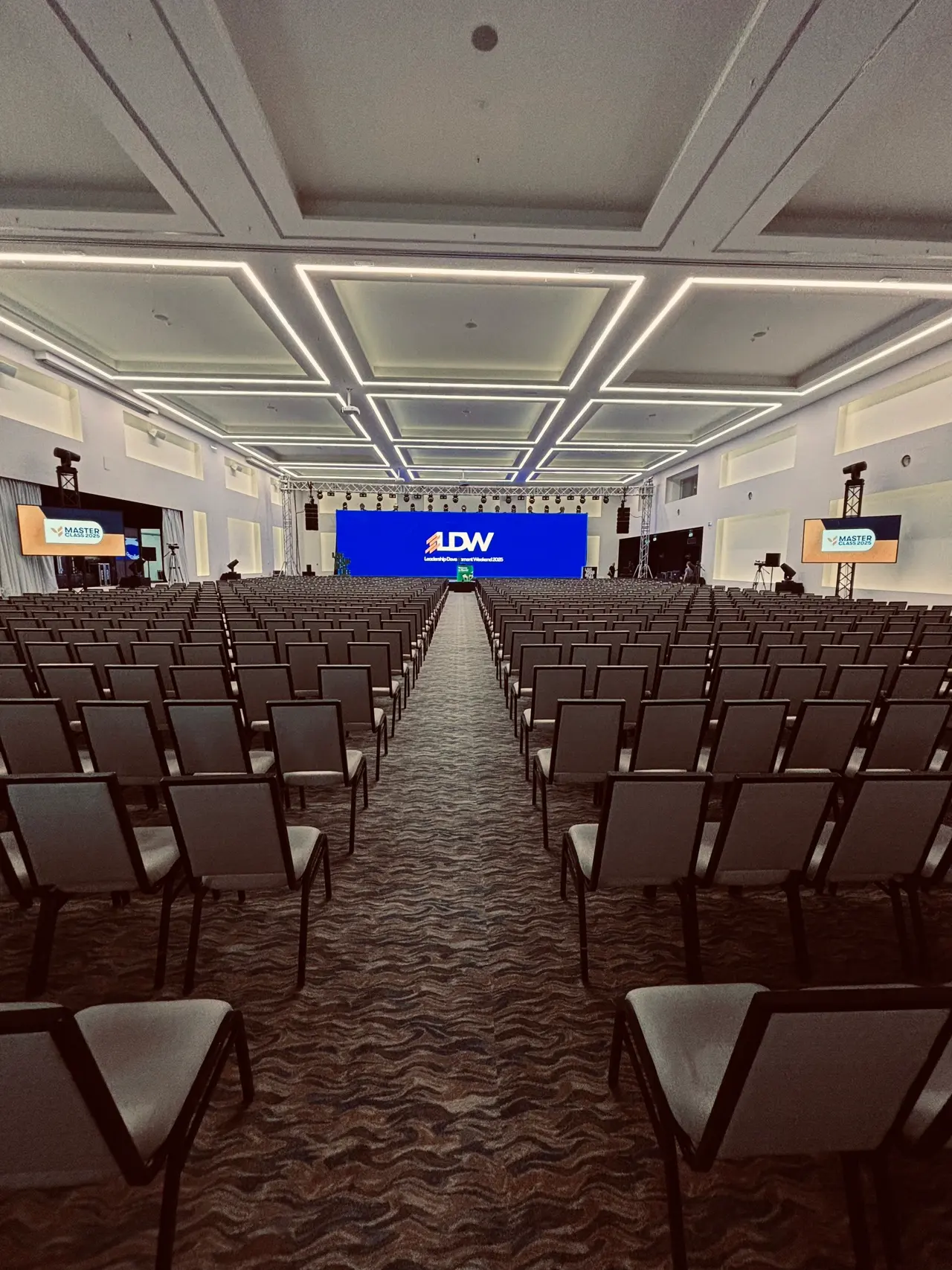 Velika, prazna kongresna dvorana u Amadria Parku (Solaris) Šibenik, postavljena za korporativnu konferenciju LDW, s glavnom pozornicom, velikim LED ekranom i profesionalnim ozvučenjem.