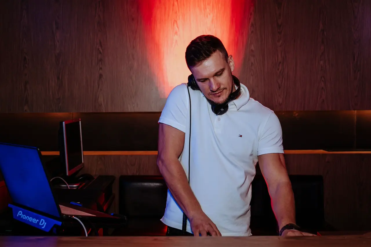 Osnivač i profesionalni DJ Gala NIGHT-a, Petar Čelar, miksa uživo na događaju u Šibeniku na Pioneer DJ opremi s crvenom ambijentalnom rasvjetom