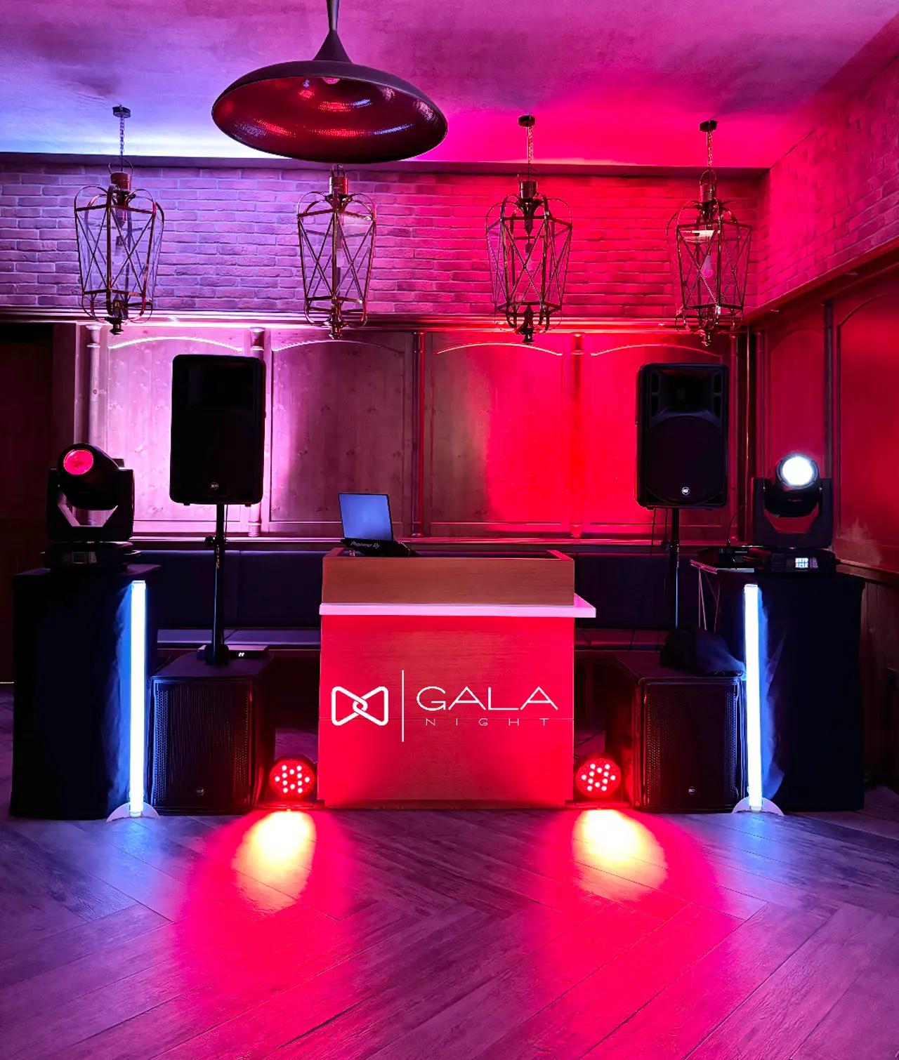 Profesionalni DJ set GALA NIGHT koji uključuje prilagođeni brendirani pult, vrhunske zvučnike, pokretnu rasvjetu i dekorativno osvjetljenje, spremno za luksuzni događaj.